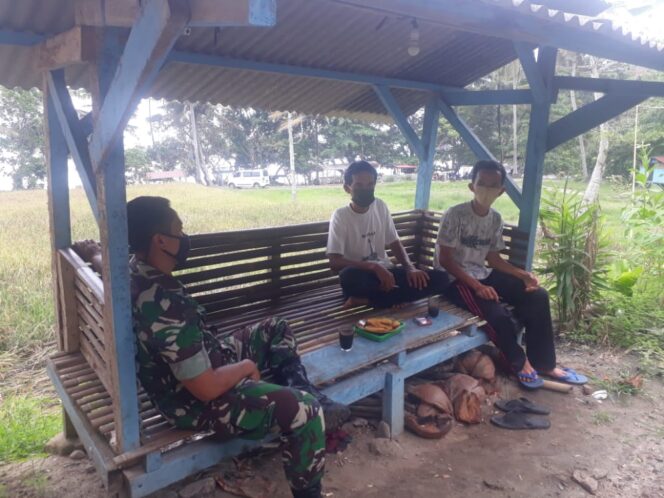 
					Babinsa Koramil 422-01/Pesisir Utara Melaksanakan Komsos Dengan Warga