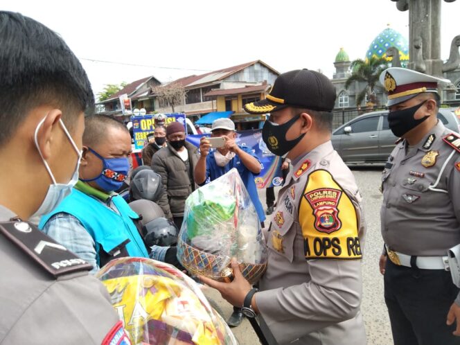 
					Ops Zebra Krakatau 2020 “Kapolres Lampung Barat” Berbagi Sembako