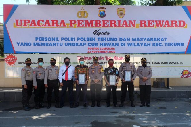 
					Sejumlah Kepala Desa dan Anggota Polsek Mendapatkan Reward dari Kapolres Lumajang