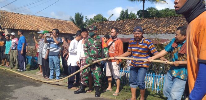 
					Koramil 422-06/Sumber Jaya lkut serta Bantu Warga Dalam Memadamkan Kebakaran