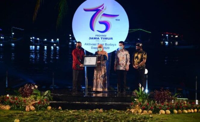 
					Mendikbud Melalui Gubernur Serahkan Sertifikat WBTB Kerapan Sapi Brujul