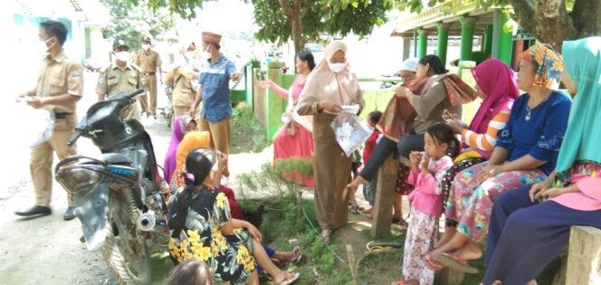 
					Peringati Harkesnas Puskesmas Ngambur Bagikan Ribuan Masker