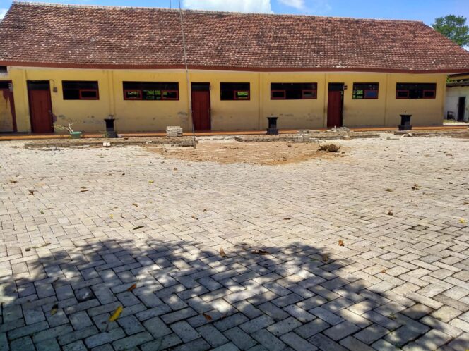 
					Kwalitas Pavingisasi Halaman SD Negeri 2 Sukomaju Banyuwangi, DiPertanyakan