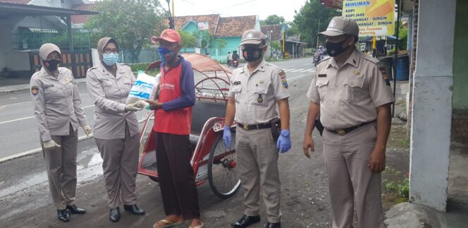 
					Memperingati HUT Korpri, PNS Polres Lumajang Bagi Bagi Beras
