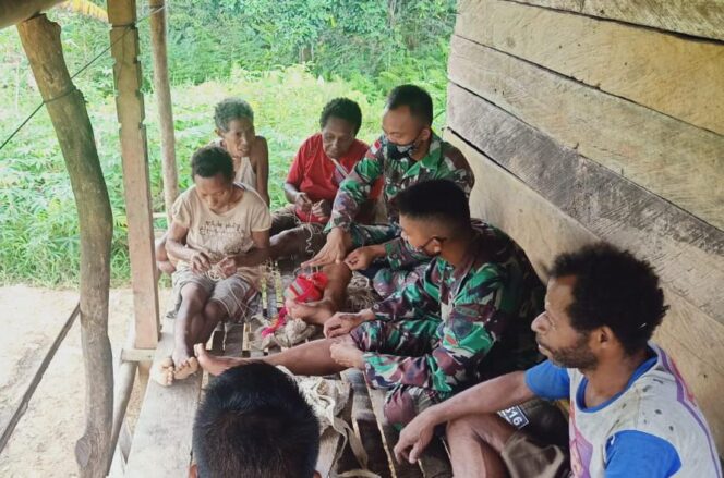 
					Satgas Pamtas Yonif Mekanis 516/CY Antusias Belajar Membuat Noken