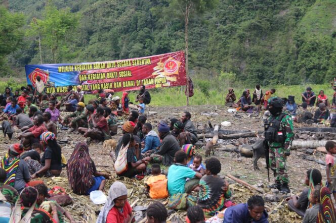 
					Satgas Pamrahwan Yonif Raider 500/Sikatan Kawal Tali Asih Panglima TNI