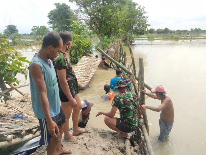 
					Tanggul Pomahan Jebol. TNI, Polri dan BPBD Lamongan Turun Tangan