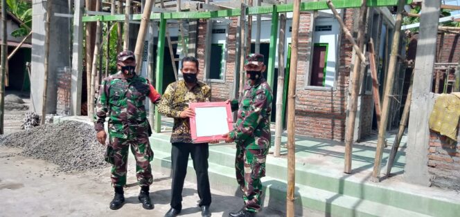 
					Lagi, Danrem 082/CPYJ Hibahkan Keramik Untuk Musholla di Jombang