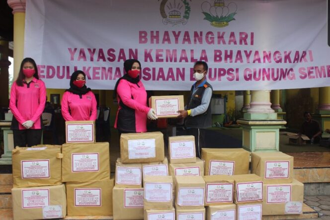 
					Tim Kuro Srikandi Polres Lumajang Bersama PC Bhayangkari Distribusikan Bansos
