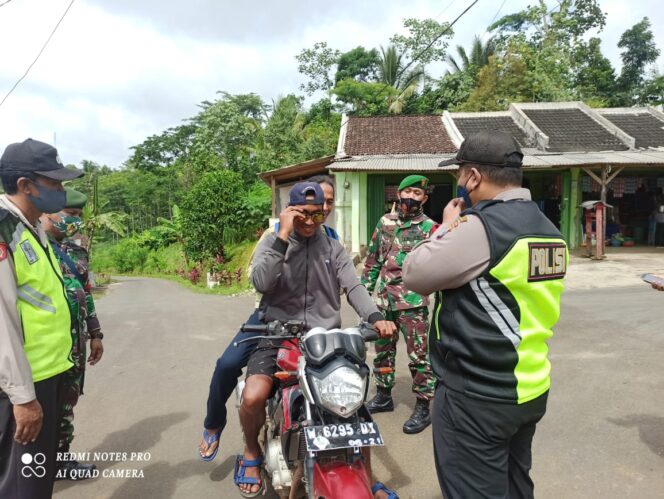 
					Polsek Gucialit Bagikan Beras ke Warga Terdampak