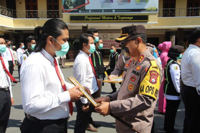 
					Kapolres Lumajang “AKBP Deddy Foury” Memberikan Reward Kepada Anggota Berprestasi