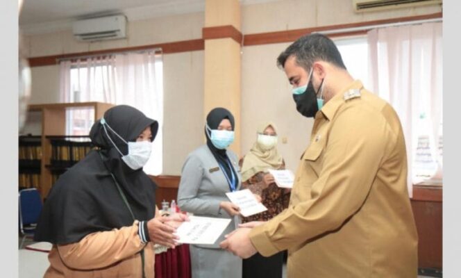 
					Wali Kota Probolinggo Serahkan Insentif Bagi Nakes Dan Tenaga Penunjang Lainnya