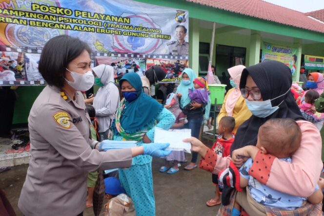 
					Tim Psikologi SDM Polda Jatim & Tim RO Psi SSDM Polri Bantu Trauma Healing Korban Erupsi Semeru