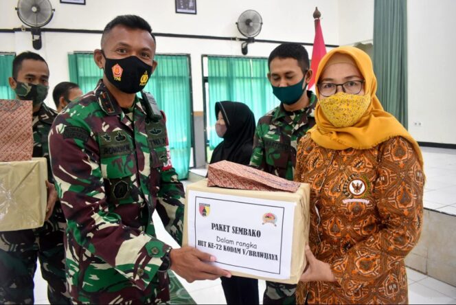 
					Kodim 0811 Tuban Berikan Bantuan Sembako Dalam Rangka HUT Kodam V Brawijaya ( Peduli Kaum Dhuafa Dan Warakawuri Disaat Pandemi Covid-19)