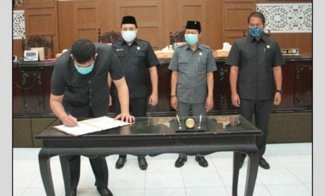 
					Dua Raperda Ditetapkan Dalam Rapat Paripurna DPRD Kota Probolinggo