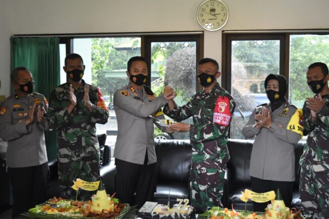 
					Berikan Ucapan Kepada Dandim 0811 Dalam Rangka HUT Kodam V Brawijaya Ke-72, Kapolres Tuban Kunjungi Markas Kodim