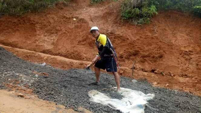 
					Jalan Waygendot Rusak Parah, Puluhan Warga Bergotong Royong Lakukan Perbaikan