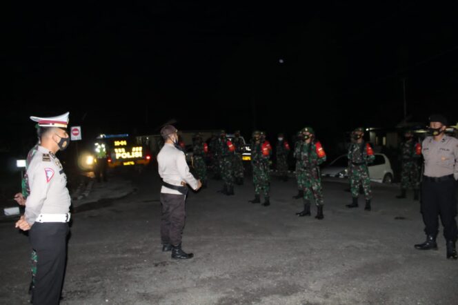 
					Patroli Gabungan Anggota Kodim 0422/LB Bersama Anggota Polres Amankan Malam Tahun Baru