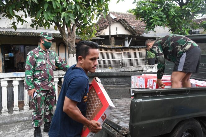 
					90 Dus Keramik dari Korem 082/CPYJ Untuk Musholla AL-Hamdan