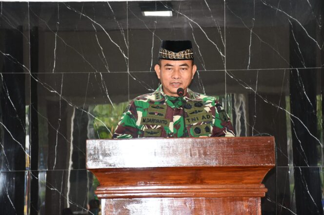 
					Berbagi di Hari Jumat, Danrem 082/CPYJ Beri Santunan Yatim Piatu