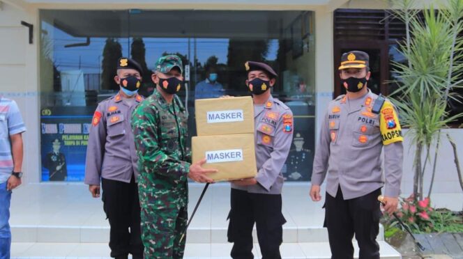 
					Dandim 0811 Tuban Berikan Bantuan Masker Kepada Polsek Jenu.Sementara Kapolres Tuban Berikan Bantuan Masker ke Koramil Jenu.