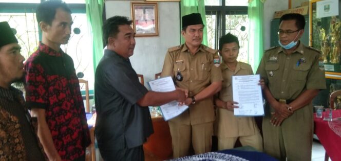 
					Peratin dan ketua LHP Pekonmon Tandatangani Serah Terima Berkas Anggaran Pembangunan 2020