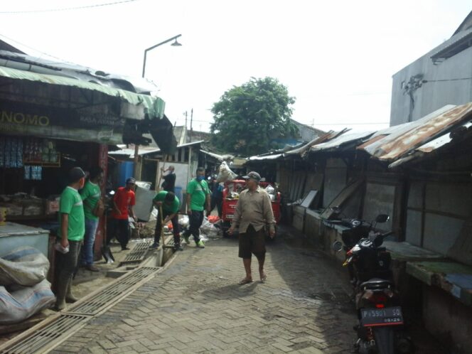 
					BERSIH DARI SAMPAH PENGUNJUNG PASARPUN JADI BETAH BELANJA DI PASAR ROGOJAMPI