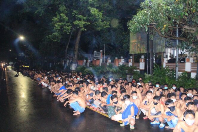 
					Balap Liar di Stadion Kanjuruhan Di Bubarkan Polres Malang