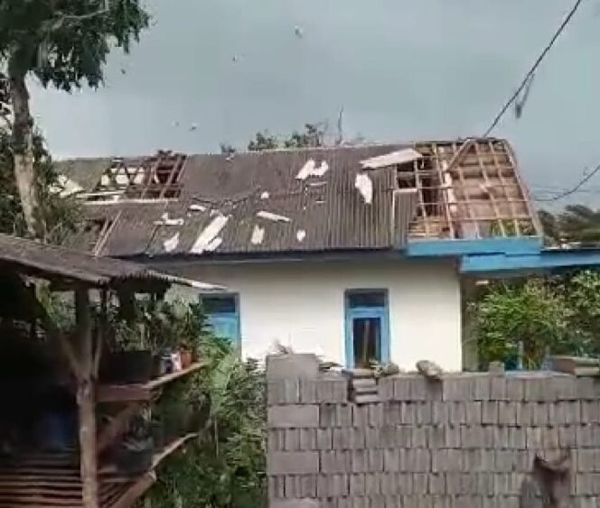 
					Puting Mengamuk Di Lumajang “41 Rumah Warga Desa Pasrujambe” Porak Poranda