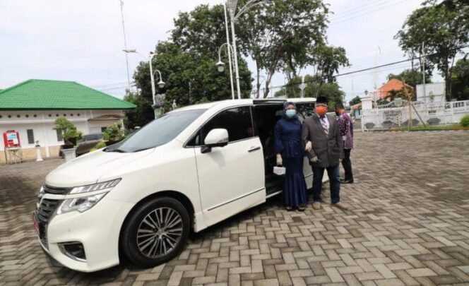 
					Pengantin Pertama Yang Pakai Mobil Dinas Wali Kota Probolinggo “Gratis”