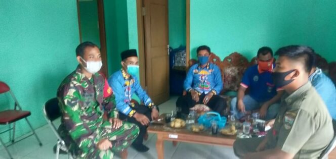 
					Dengan Komsos Babinsa Pesisir Selatan Laksanakan Sosialisasi Prokes