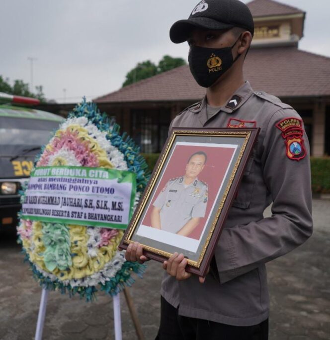 
					Para Wartawan Probolinggo Ikut Berduka Cita Atas Meninggalnya Kapolsek Mayangan