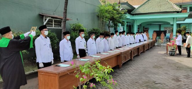 
					KAKANKEMENAG Husnul Maram Resmi Lantik 20 Pejabat Struktural Dan Fungsional