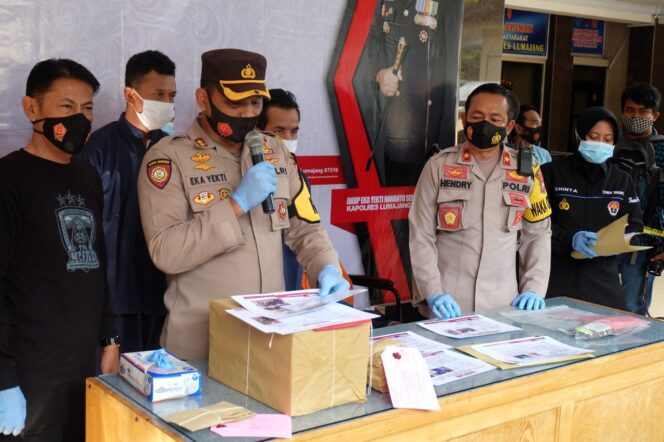 
					Konferensi Pers Awal Tahun 2021, Polres Lumajang Berhasil Ungkap 14 Kasus Tindak Pidana Dengan 19 Tersangka Dalam Sebulan