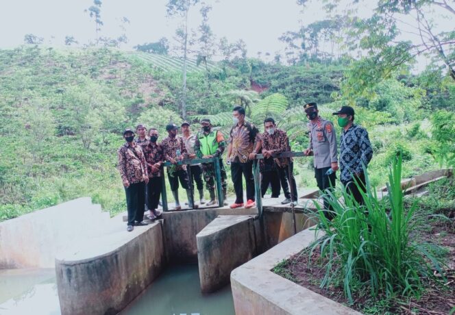 
					Mengantisipasi Banjir Babinsa Koramil 422-06/Sumber Jaya Mengecek Irigasi