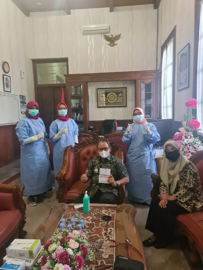 
					Terima Vaksin Covid-19.Wabup Tuban Apresiasi Dinkes Tuban Yang Mengkoordinir Petugas Vaksinasi Yang Profesional.