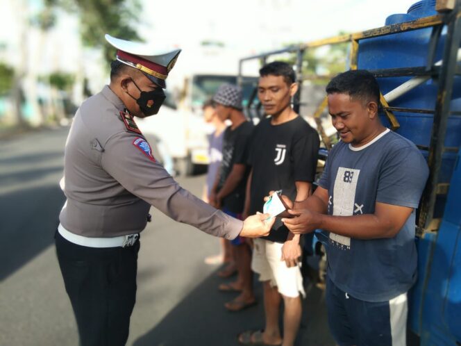 
					Dalam Operasi Prokes Dan Lalin “Sat Lantas Polres Lampung Barat” Berikan Teguran Kepada 14 Pengendara