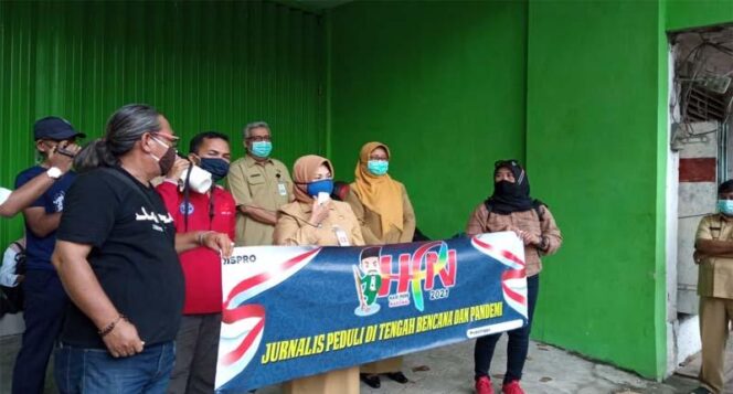 
					Wartawan Bersama Forkopimda Kota Probolinggo Bagikan Masker, HPN 2021