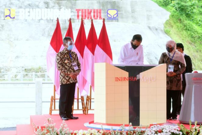 
					Didampingi Gubenur Jatim, Presiden Jokowi Resmikan Bendungan Tukul Pacitan