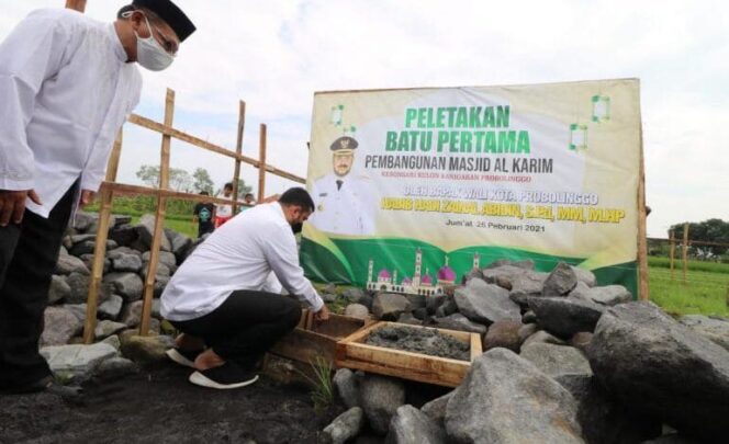 
					Wali Kota Probolinggo Letakkan Batu Pertama Pembangunan Masjid Al Karim