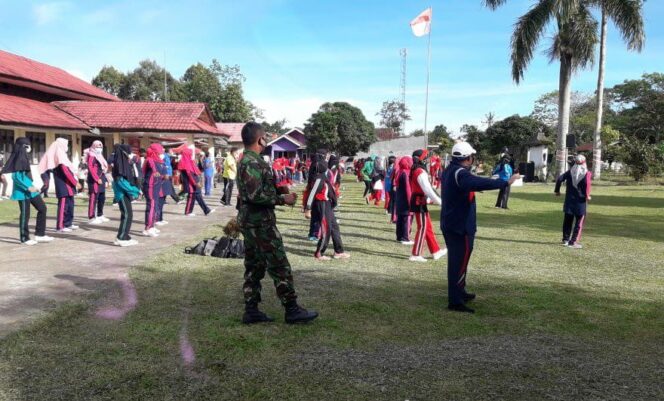 
					Jaga Imun Tubuh, Babinsa 422-05 Mengajak Warga Senam Bersama