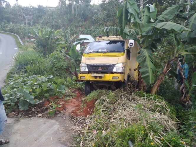 
					Mobil Box Bermuatan Minyak Goreng Nyaris Masuk Jurang