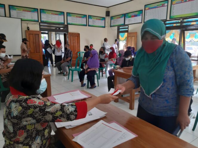 
					25 KPM Warga Desa Sidorejo Menerima BLT Tahap Pertama
