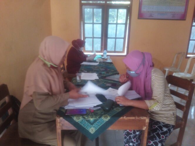 
					Puluhan KPM Desa Banyubiru Widodaren Ngawi Terima BLT DD