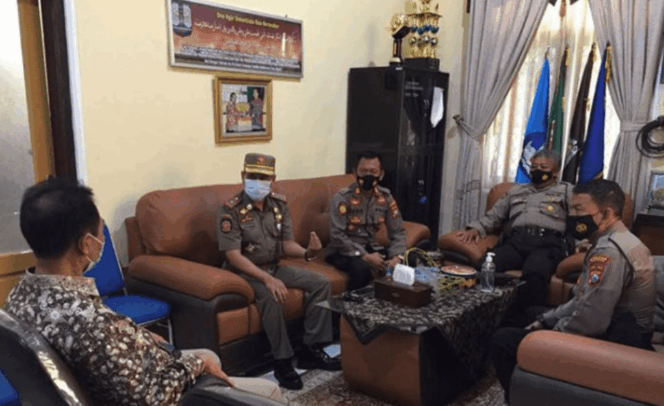 
					Langgar PPKM , Kegiatan Tatap Muka Di SMAN I Tuban Akhirnya Dibubarkan Satgas Covid-19