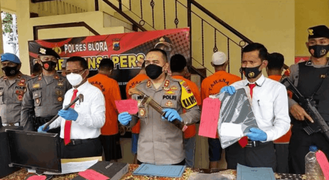 
					Curi Kayu dan Sekap Mantri Hutan, Tiga Orang Warga Tuban Diamankan Polres Blora