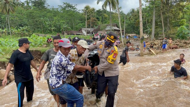 
					Bersama BPBD Lumajang Kapolres Meninjau Lokasi Banjir