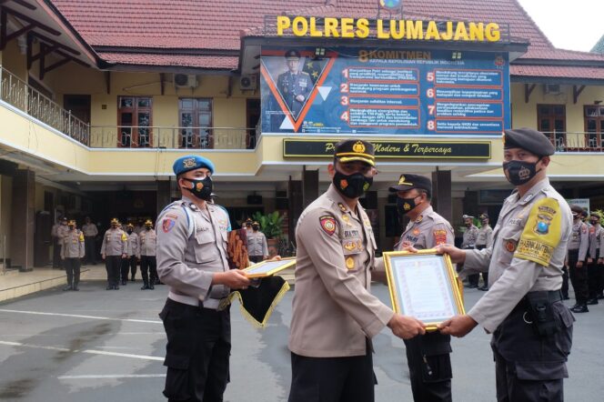 
					Kapolres Lumajang Beri Reward Kepada Anggota Dan Warga Yang Membantu Tugas Polisi
