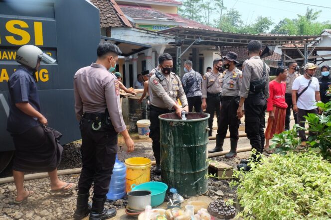 
					Peduli Korban Banjir, Kapolres Lumajang Kerahkan Water Canon Bagikan Air Bersih Kepada Masyarakat