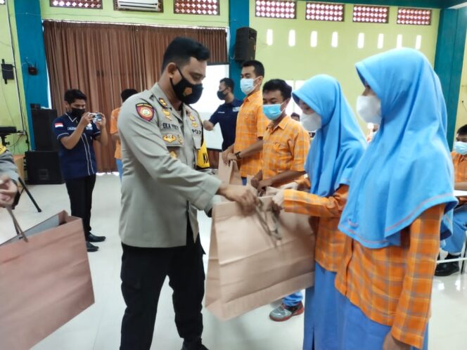 
					Kapolres Lumajang Laksanakan Kegiatan Peningkatan Pendidikan Generasi Muda Berkarakter, di SMAN 2 Lumajang